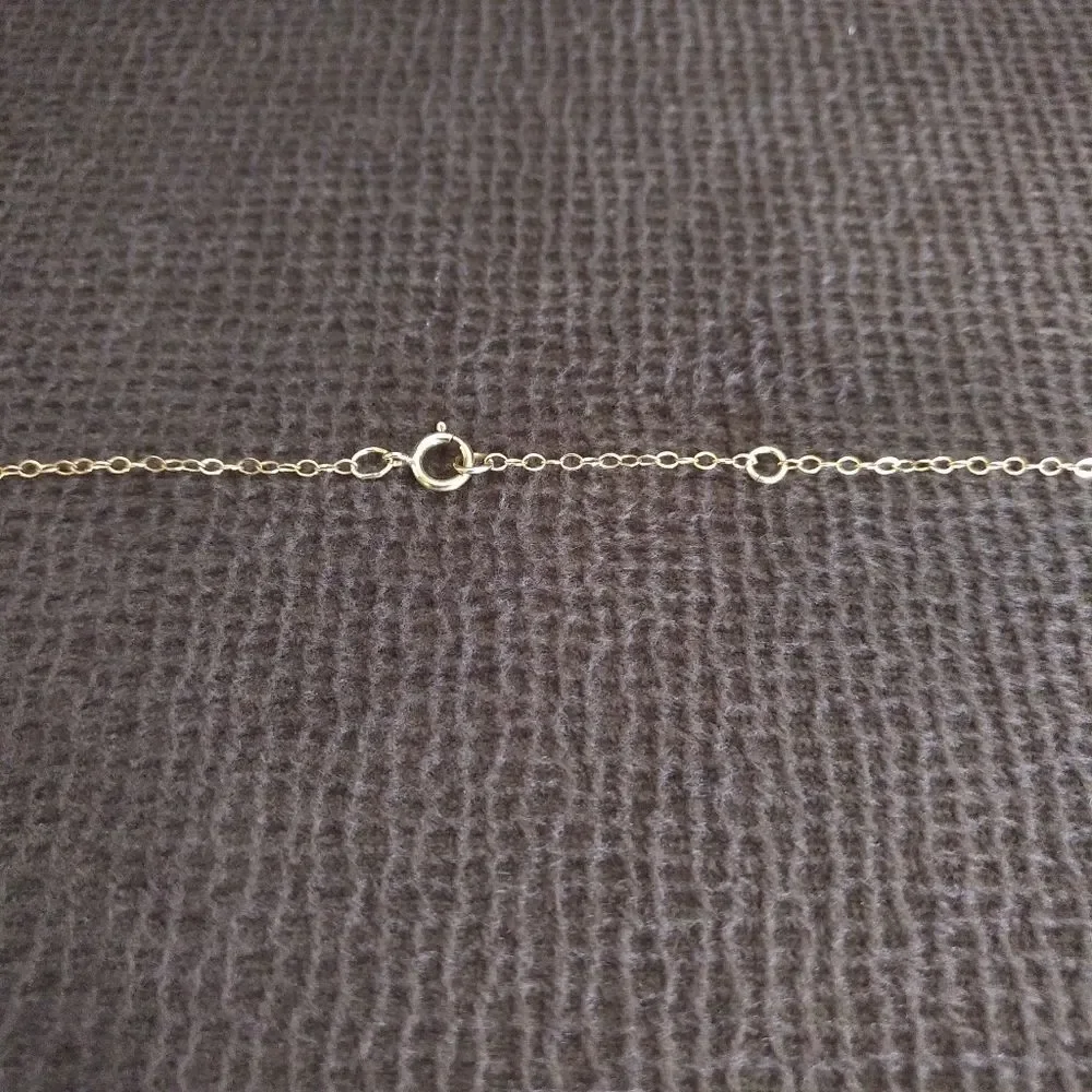 Choker style necklace with diamond♦ shaped accents